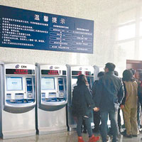 廈深鐵路惠州南站內五部售票機，三部故障，民眾要大排長龍。（互聯網圖片）