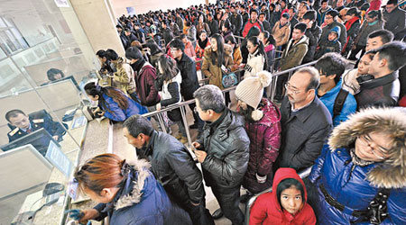 大批民眾在山西太原火車站排隊購買火車票。（中新社圖片）