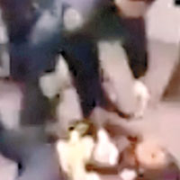 目擊者拍攝片段顯示，警員將肇事青少年制服在地上。（互聯網圖片）