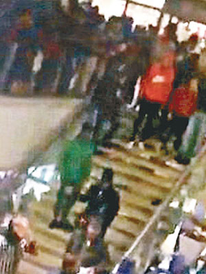 大批青少年湧進商場搗亂。（互聯網圖片）