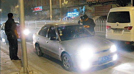 莎車縣特警在晚間截查車輛。（互聯網圖片）