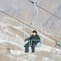 金正恩乘坐滑雪索道到頂峰視察。（互聯網圖片）