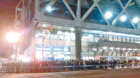 港務局巴士總站除夕夜發生斬人案，警方緊急疏散民眾。（互聯網圖片）