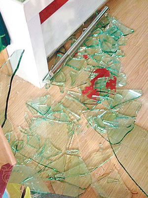 大門玻璃碎散落一地。（互聯網圖片）