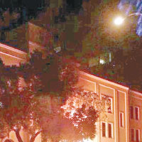 中國駐三藩市總領事館正門被縱火，冒出熊熊火光。（互聯網圖片）