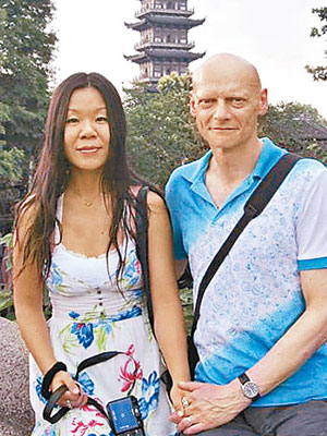 王香與拉什梅爾（右）去年在大陸結婚。（互聯網圖片）
