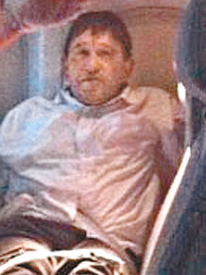 有乘客拍得約爾格被綁在座位的情況。（互聯網圖片）
