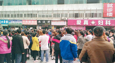 深圳有服裝公司工人集體罷工堵路抗議廠方拖欠薪金。（互聯網圖片）