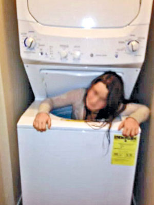塌下來的乾衣機令女童卡在洗衣機內動彈不得。（互聯網圖片）