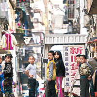 事發的城中村小巷裏隨處可見兒童在無大人監管下玩耍。
