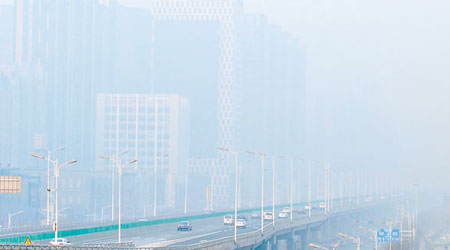 中央氣象台發布今年首個大霧黃色預警，石家莊一高架橋上車輛「消失」在濃霧中。（中新社圖片）