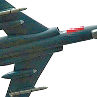網上流傳中國解放軍掛載鷹擊100的轟6戰機。（互聯網圖片）