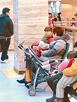 河北省兒童醫院大廳坐滿候診兒童。（中新社圖片）