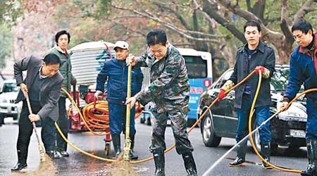 湖南常德市委書記王群在清掃路面。（互聯網圖片）