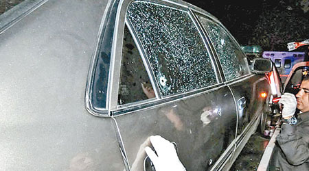 斯皮爾一家三口的座駕的玻璃布滿彈孔。（互聯網圖片）