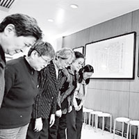宋彬彬（左三）與校友向卞仲耘雕塑鞠躬默哀。（互聯網黑白圖片）