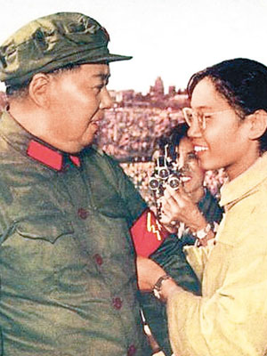 宋彬彬（右）當年為毛澤東戴紅袖章。（互聯網圖片）