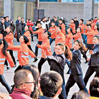 南昌鐵路局有多名女服務員跳舞娛樂旅客。（互聯網圖片）