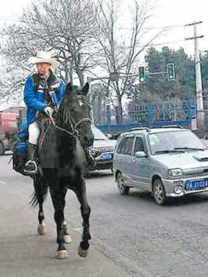 姚少雙因買不到車票騎馬回家過年。（互聯網圖片）