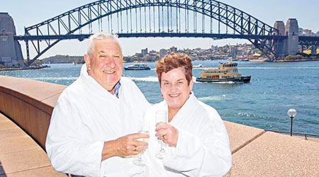 賴利夫婦從歌劇院觀賞悉尼港的無敵海景。（互聯網圖片）