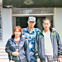 疑遭虐打後失蹤的新兵邵斌（中），早前與父母的合照。（互聯網圖片）