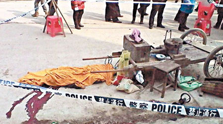 湖南遇害小孩遺體被黃布覆蓋。（互聯網圖片）