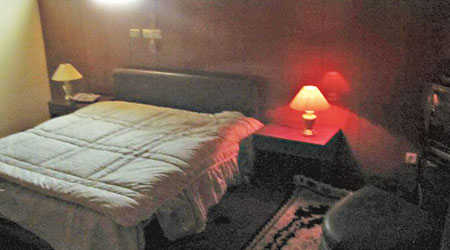 卡達菲的地下淫宮擁有一張雙人床，燈光昏暗。（互聯網圖片）