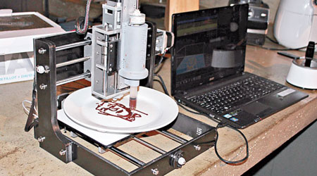 立體打印機製作出朱古力面具維肖維妙。（互聯網圖片）