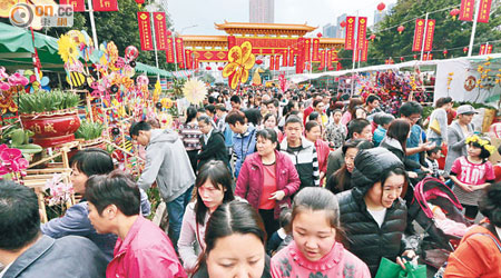 深圳羅湖愛國路花市迎來大批市民參觀，惟「旺丁不旺財」。（張琦攝）