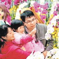 廣州蘿崗花市吸引家長帶同孩子到場參觀。（互聯網圖片）