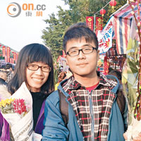 深圳大學生何先生及女友唐小姐指，今年以一百元人民幣買多束鮮花回家，相當便宜。