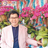 港人范先生稱，剛買來的蝴蝶蘭為二百卅元人民幣一盆，很划算。