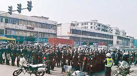 廣東東莞<br>東莞當局派出大批警員到場戒備。（互聯網圖片）