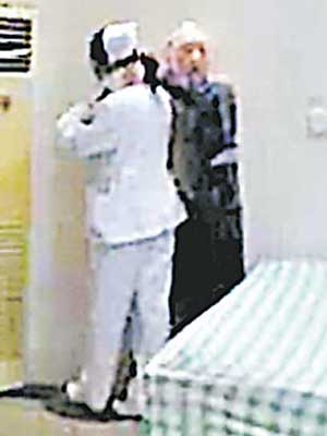 男子將女護士挾持至牆角不斷拉扯其頭髮。（互聯網圖片）