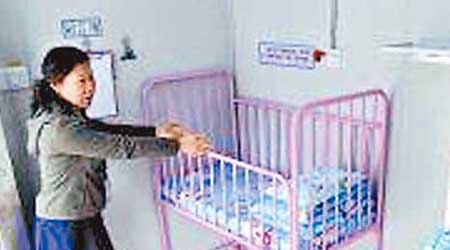 安全島設有各式嬰兒床和專用保溫箱。（互聯網圖片）