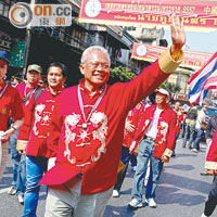 素貼（前右）昨身穿紅衣，前往唐人街爭取支持。