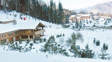 豪華別墅（左）興建於冬奧滑雪比賽場地。（互聯網圖片）