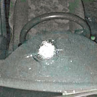 一輛車遭槍擊後，擋風玻璃上留下彈痕。（互聯網圖片）