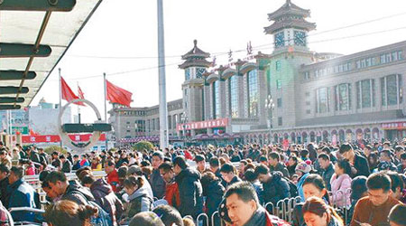 北京地鐵站外大批旅客等待安檢進站。（互聯網圖片）