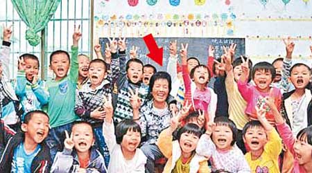 唐淑媛（箭嘴示）出資建幼兒園，並親自上課教學。（互聯網圖片）