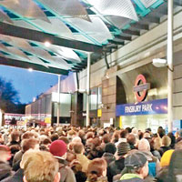 大量乘客於地鐵站外苦等。（互聯網圖片）
