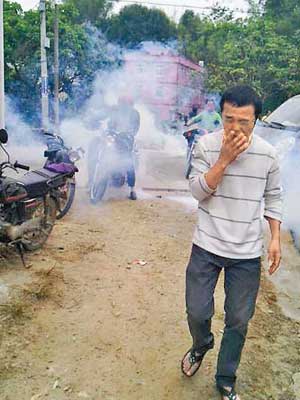 特警施放催淚彈驅散村民。（互聯網圖片）