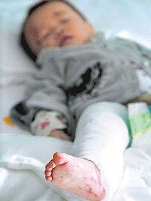 被母親抱同跳樓的男嬰受傷送院。（互聯網圖片）