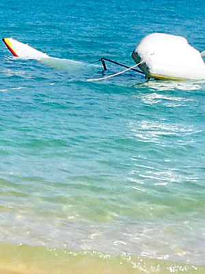 肇事的飛天充氣船事後浮在海面。（互聯網圖片）