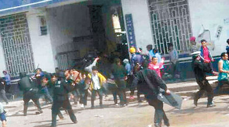 大批村民包圍八寶鎮派出所，與警方爆發衝突。（互聯網圖片）