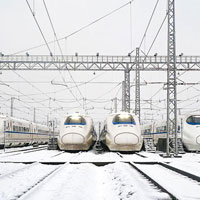 江西鐵路受大雪影響延誤，圖為南昌段內的動車組。（中新社圖片）