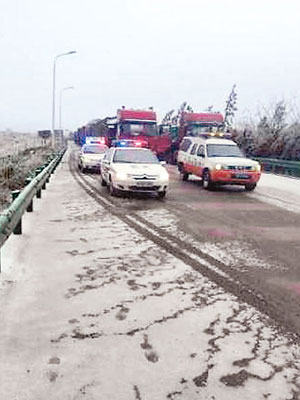 警車為被困滬渝高速公路的車輛開路（互聯網圖片）。