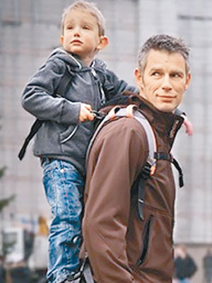 背帶可讓小朋友享受站在爸爸背上的樂趣。（互聯網圖片）