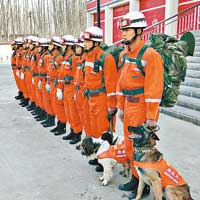 當局派出消防搜救隊攜帶搜救犬到場協助救災。（中新社圖片）