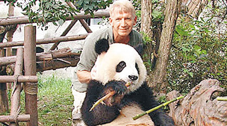 退休後帕斯曼曾到成都看大熊貓。（互聯網圖片）